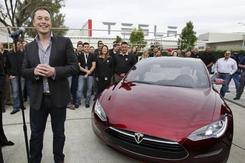 Elon Musk bên cạnh một mẫu xe điện của công ty Tesla. (Nguồn: BL)
