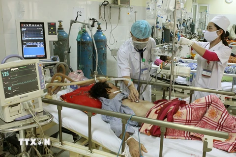 Chăm sóc người bệnh tại Bệnh viện Đa khoa Bắc Giang. (Ảnh: Dương Ngọc/TTXVN)