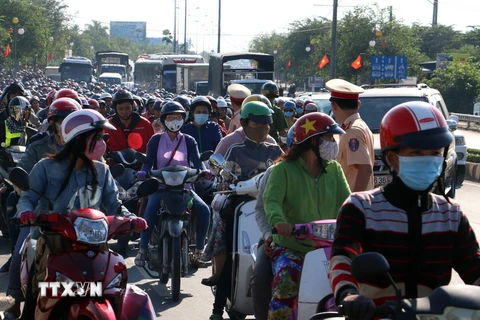 Va chạm giao thông gây ùn tắc giao thông gần chân cầu Hàm Luông, thành phố Bến Tre, sáng 30/4. (Ảnh : Trần Thị Thu Hiền/TTXVN)