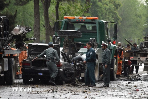 Lực lượng an ninh Afghanistan điều tra tại hiện trường vụ đánh bom ở Kabul ngày 3/5. (Nguồn: EPA/TTXVN)