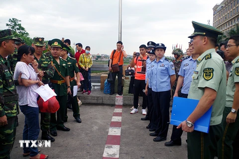 Cơ quan chức năng Việt Nam tiếp nhận tội phạm truy nã đặc biệt từ phía Trung Quốc. (Ảnh: Nguyễn Hoàng/TTXVN)