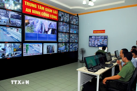 Trung tâm giám sát camera an ninh công cộng của Công an Quận 5, Thành phố Hồ Chí Minh. (Ảnh: Mạnh Linh/TTXVN)