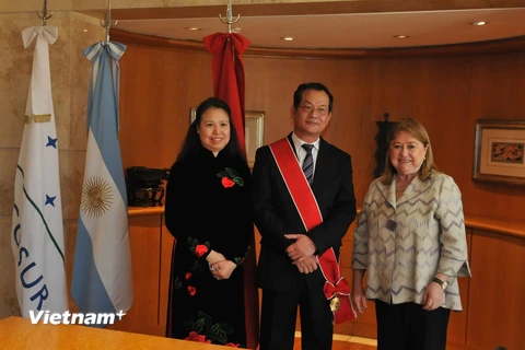 Ngoại trưởng Susana Malcorra và Đại sứ Nguyễn Đình Thao cùng phu nhân tại lễ trao Huân chương tháng Năm. (Ảnh: Diệu Hương/Vietnam+)