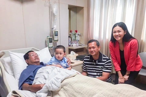 Thủ tướng Campuchia Hun Sen bên cạnh gia đình lúc nằm viện ở Singapore. (Nguồn: khmertimeskh.com)