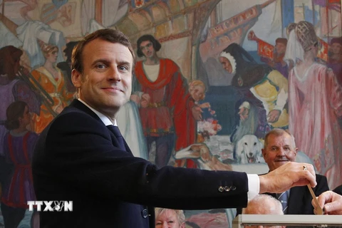 Ứng cử viên Emmanuel Macron bỏ phiếu tại một địa điểm bầu cử ở Le Touquet, ngày 7/5. (Nguồn: EPA/TTXVN)