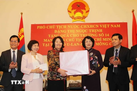 Phó Chủ tịch nước Đặng Thị Ngọc Thịnh trao tặng Trường PTTH số 14 mang tên Chủ tịch Hồ Chí Minh quà tặng là một số trang thiết bị phục vụ hoạt động dạy và học. (Ảnh: Quang Hải/TTXVN)