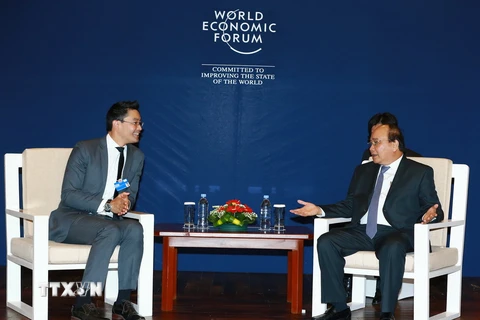 Thủ tướng Nguyễn Xuân Phúc tiếp ông Philipp Roesler, Giám đốc điều hành Diễn đàn Kinh tế thế giới (WEF). (Ảnh: Thống Nhất/TTXVN)