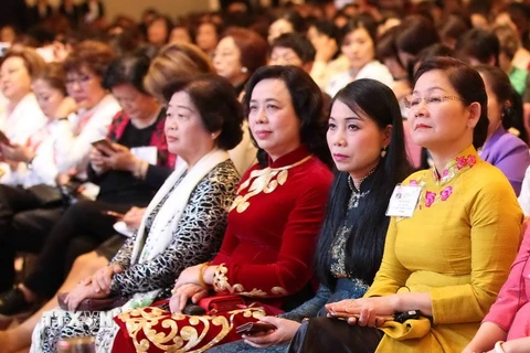 Bà Ngô Thị Thanh Hằng (áo đỏ) tại phiên khai mạc Hội nghị Thượng đỉnh Phụ nữ toàn cầu lần thứ 27 tại Tokyo. (Ảnh: Quang Hải/TTXVN)