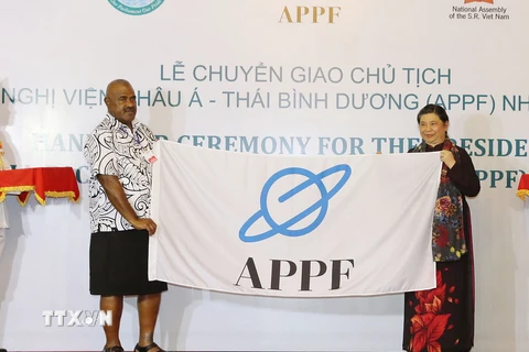 Phó Chủ tịch Quốc hội Fiji trao cờ Chủ tịch Diễn đàn Nghị viện châu Á-Thái Bình Dương nhiệm kỳ 2017-2018 cho Phó Chủ tịch Quốc hội Tòng Thị Phóng. (Ảnh: Trọng Đức/TTXVN)