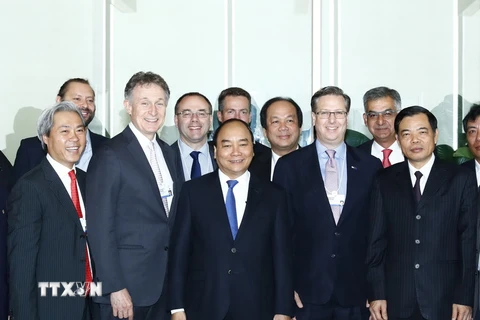 Thủ tướng Nguyễn Xuân Phúc với các đại biểu Tọa đàm với lãnh đạo các doanh nghiệp WEF về kinh tế Việt Nam. (Ảnh: Thống Nhất/TTXVN)