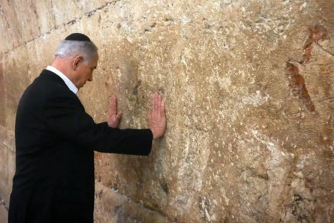 Thủ tướng Israel Benjamin Netanyahu cầu nguyện ở Bức tường phía Tây (hay còn gọi là Bức tường Than khóc). (Nguồn: AFP) 