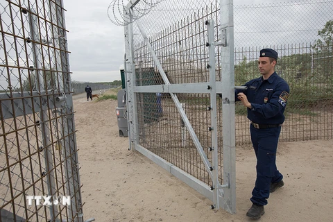Cảnh sát Hungary gác tại khu vực hàng rào thông minh ngăn người di cư tại biên giới với Serbia ngày 28/4. (Nguồn: THX/TTXVN)