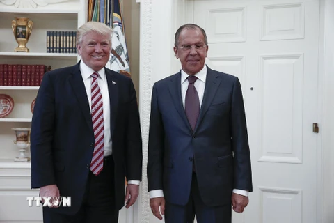 Tổng thống Mỹ Donald Trump (trái) tiếp Ngoại trưởng Nga Sergei Lavrov (phải) tại Washington, DC ngày 10/5. (Nguồn: EPA/TTXVN)