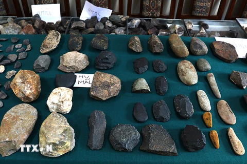 Các di vật đá được khai quật tại hang Pắc Tà có giá trị lớn về văn hóa, lịch sử. (Ảnh: Minh Tâm/TTXVN)