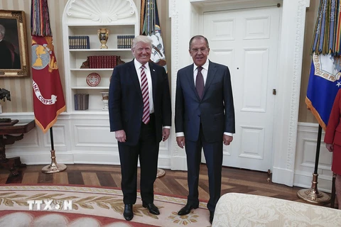 Tổng thống Mỹ Donald Trump (trái) và Ngoại trưởng Nga Sergei Lavrov (phải) trong cuộc gặp ở Washington, DC. (Nguồn: EPA/TTXVN)