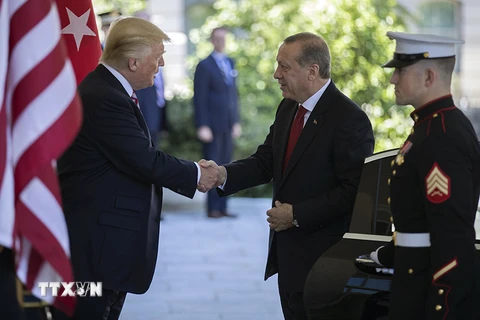 Tổng thống Mỹ Donal Trump (trái) đón người đồng cấp Thổ Nhĩ Kỳ Recep Tayyip Erdogan (giữa) tại Washington, DC, ngày 16/5. (Nguồn: EPA/ TTXVN)