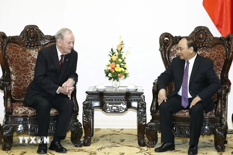 Thủ tướng Nguyễn Xuân Phúc tiếp cựu Thủ tướng Canada Jean Chretien đang thăm và làm việc tại Việt Nam. (Ảnh: Thống Nhất/TTXVN)