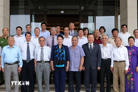Chủ tịch Quốc hội Nguyễn Thị Kim Ngân chụp ảnh chung cùng các đại biểu. (Ảnh: Trọng Đức/TTXVN)