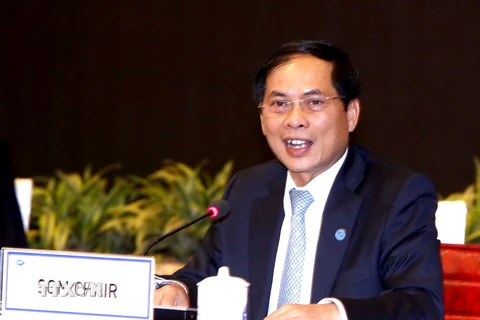 Thứ trưởng Thường trực Bộ Ngoại giao Bùi Thanh Sơn, Phó Chủ tịch Ủy ban Quốc gia APEC 2017, Chủ tịch SOM APEC 2017 chủ trì hội nghị. (Ảnh: Văn Điệp/TTXVN)