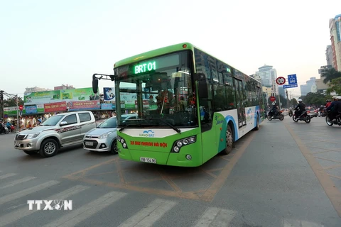 Xe buýt BRT vận hành trên đường Láng Hạ. (Ảnh: Huy Hùng/TTXVN)