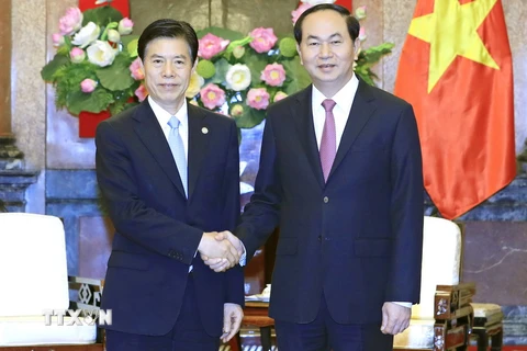 Chủ tịch nước Trần Đại Quang tiếp Bộ trưởng Bộ Thương mại Trung Quốc Chung Sơn đang trong chuyến thăm và làm việc tại Việt Nam. (Ảnh: Nhan Sáng/TTXVN)
