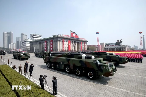 Một loại tên lửa của Triều Tiên được giới thiệu trong lễ diễu binh diễu hành nhân 105 năm ngày sinh cố Chủ tịch Kim Nhật Thành ở thủ đô Bình Nhưỡng ngày 15/4. (Nguồn: AFP/TTXVN
