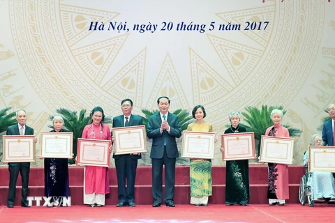 Chủ tịch nước Trần Đại Quang trao Giải thưởng Hồ Chí Minh cho các tác giả và đại diện gia đình các tác giả. (Ảnh: Nhan Sáng/TTXVN)