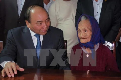 Thủ tướng Nguyễn Xuân Phúc thăm hỏi và tặng quà mẹ Nguyễn Thị Hân trong chuyến công tác ở Quảng Nam, tháng 1/2017. (Ảnh: Nguyễn Sơn/TTXVN)