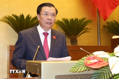 Bộ trưởng Bộ Tài chính Đinh Tiến Dũng trình bày Tờ trình đề nghị Quốc hội phê chuẩn quyết toán ngân sách nhà nước năm 2015. (Ảnh: Doãn Tấn/TTXVN)