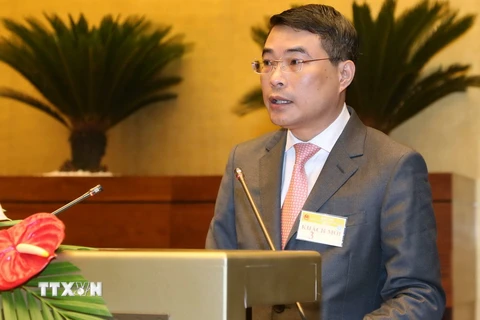 Thống đốc Ngân hàng Nhà nước Lê Minh Hưng trình bày Tờ trình dự án Luật sửa đổi, bổ sung một số điều của Luật các tổ chức tín dụng. (Ảnh: Doãn Tấn/TTXVN)