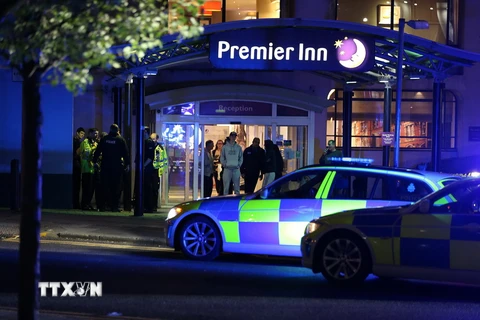 Cảnh sát phong tỏa bên ngoài một khách sạn gần sân vận động Manchester Arena ngày 23/5. (Nguồn: EPA/TTXVN)
