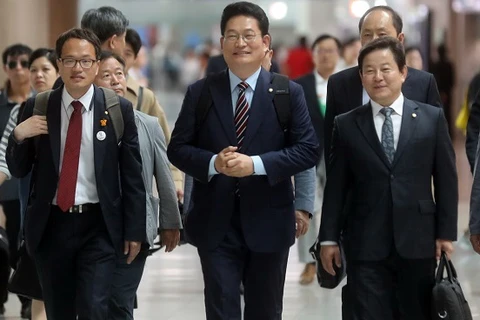 Đặc phái viên Song Young-gil của Tổng thống Hàn Quốc Moon Jae-in (ở giữa) tại sân bay Incheon, ngày 22/5. (Nguồn: Yonhap)