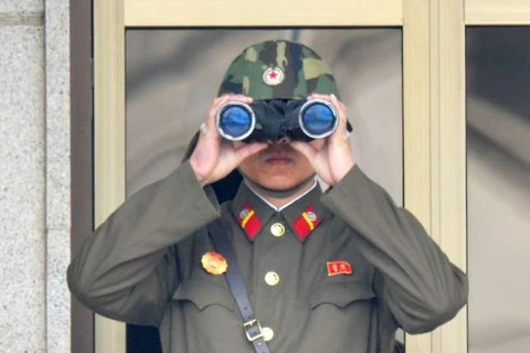 Binh sỹ Triều Tiên giám sát khu phi quân sự Bàn Môn Điếm. (Nguồn: AFP)
