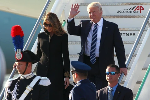 Tổng thống Mỹ Donald Trump và Phu nhân xuống máy bay tại sân bay Leonardo da Vinci-Fiumicino, Rome, Italy. (Nguồn: ​Reuters)