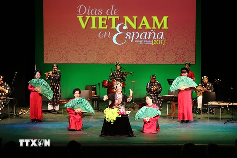 Biểu diễn văn nghệ tại Lễ khai mạc Ngày Việt Nam tại Tây Ban Nha 2017. (Ảnh: Ngự Bình/TTXVN)