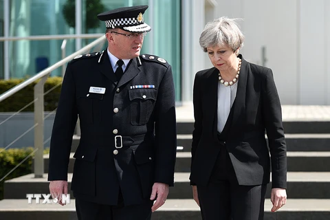 Thủ tướng Anh Theresa May (phải) nghe báo cáo từ Cảnh sát trưởng thành phố Manchester Ian Hopkins về vụ nổ ở sân vận động Manchester Arena, ngày 23/5. (Nguồn: AFP/ TTXVN)