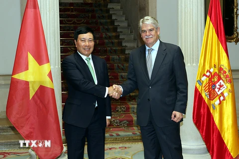 Bộ trưởng Ngoại giao Tây Ban Nha Alfonso Dastis đón, hội đàm với Phó Thủ tướng, Bộ trưởng Ngoại giao Phạm Bình Minh. (Ảnh: Ngự Bình/TTXVN)