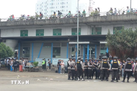 Cảnh sát đặc biệt chống khủng bố được huy động tại hiện trường vụ đánh bom trạm xe buýt ở Jakarta. (Ảnh: Đỗ Quyên/TTXVN)