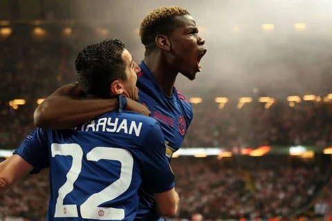 Paul Pogba và Henrikh Mkhitaryan ăn mừng sau khi ghi bàn cho Man United trong trận chung kết Europa League. (Nguồn: espnfc.com)