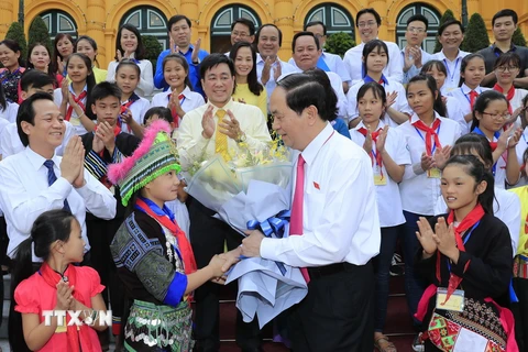 Chủ tịch nước Trần Đại Quang gặp mặt thân mật đoàn đại biểu học sinh, sinh viên có hoàn cảnh đặc biệt khó khăn nhân dịp về thăm thủ đô Hà Nội. (Ảnh: Nhan Sáng/TTXVN)
