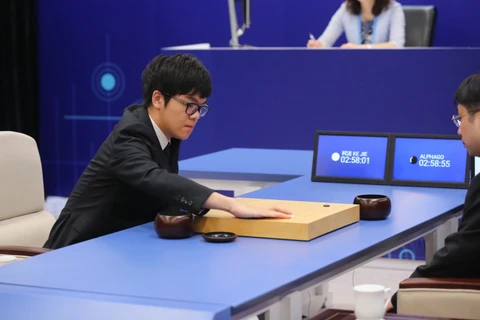 Ke Jie, đại kiện tướng vô địch thế giới của môn cờ vây trong trận đấu với AlphaGo. (Nguồn: techcrunch.com)