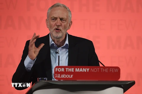 Lãnh đạo Công đảng đối lập Jeremy Corbyn trong chiến dịch tranh cử ở Kingston upon Hull ngày 22/5. (Nguồn: AFP/TTXVN)