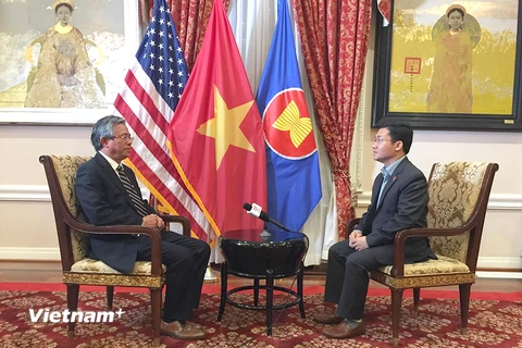 Đại sứ Phạm Quang Vinh trả lời phỏng vấn của phóng viên thông tấn xã Việt Nam. (Nguồn: CQTT TTXVN tại Washington)