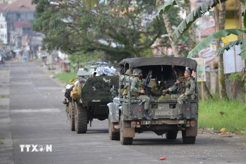 Quân đội Philippines trong chiến dịch truy quét phiến quân ở thành phố Marawi ngày 30/5. (Nguồn: AFP/TTXVN)
