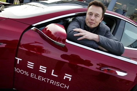 Elon Musk bên trong một chiếc xe diện do công ty Tesla của ông phát triển. (Nguồn: EPA)