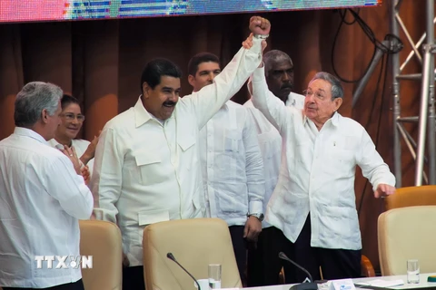 Chủ tịch Cuba Raul Castro (phải) và Tổng thống Venezuela Nicolas Maduro (giữa) tại Hội nghị ALBA ở La Habana ngày 10/4. (Nguồn: EPA/TTXVN)