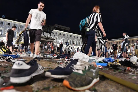 Khung cảnh tan hoang ở Quảng trường San Carlo thuộc thành phố Turin, sau trận chung kết Champions League. (Nguồn: AP)