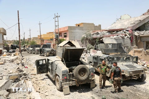 Binh sỹ Iraq tiến vào làng al-Saha, phía tây Mosul ngày 29/5. (Nguồn: THX/TTXVN)