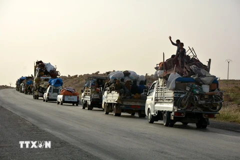 Người dân sơ tán tránh xung đột khỏi Raqqa ngày 14/5. (Nguồn: EPA/TTXVN)