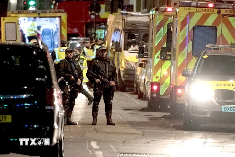 Cảnh sát phong tỏa hiện trường vụ xe tải lao vào người đi bộ trên Cầu London tối 3/6. (Nguồn: AFP/TTXVN)